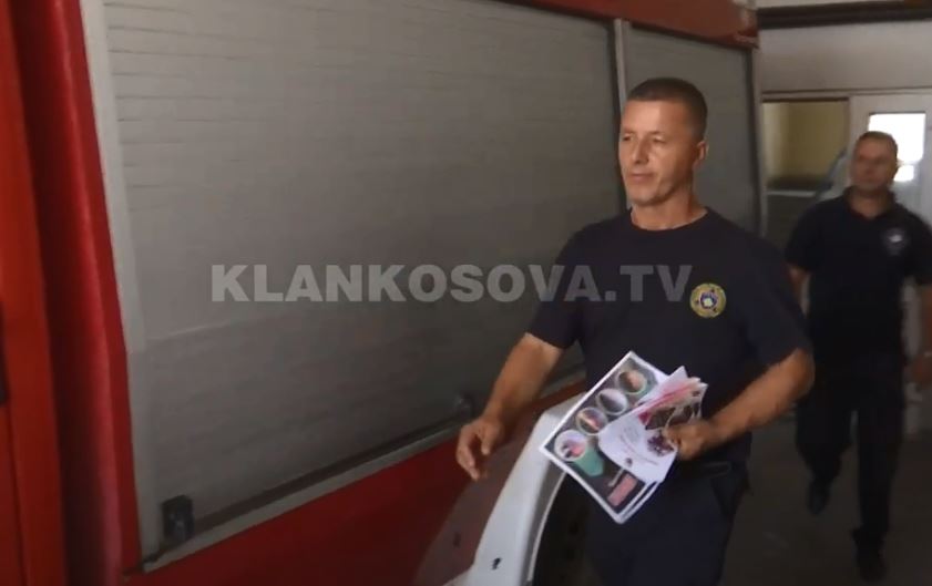 Zjarrfikësit i luftojnë flakët, më broshura (VIDEO)