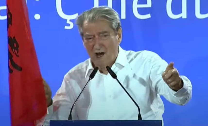 ‘Jemi armiq’, Berisha i drejtohet Ramës nga protesta para Kryeministrisë