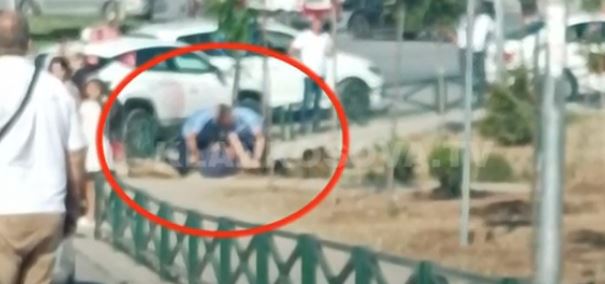 Taksisti sulmon policin që e gjobiti për parking të palejuar (VIDEO)