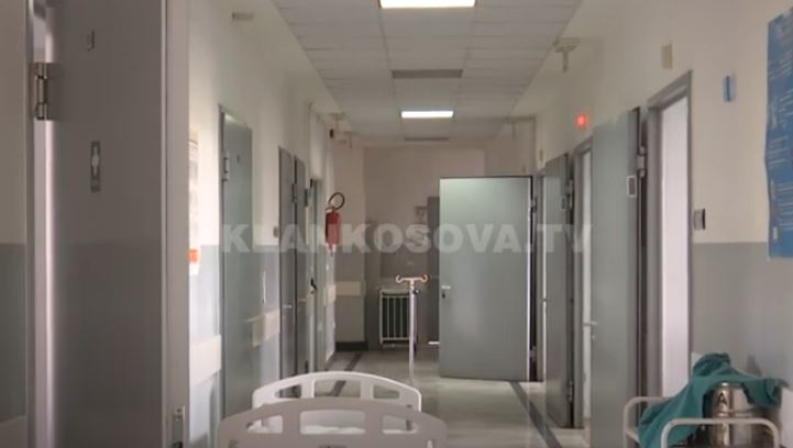 Pacientët ankohen për mungesë të klimave në klinikat e QKUK-së (VIDEO)