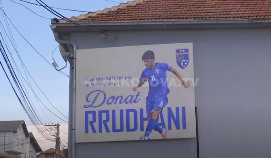 Pankartë për Rrudhanin nga bashkëvendësit në shenjë falënderimi (VIDEO)