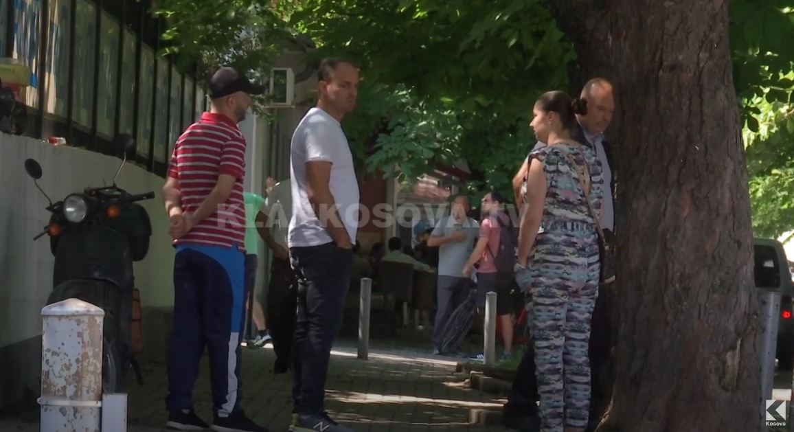 Shitësit ndiqen nga tregu i kalldrëmtë, ata s’pajtohen (VIDEO)