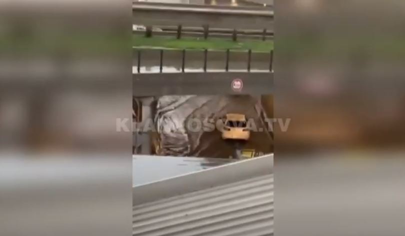 Vërshohen rrugët pas reshjeve në Ferizaj (VIDEO)