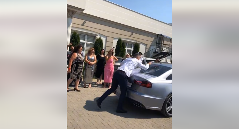 Dasmori thyen xhamin e veturës së nuses (VIDEO)