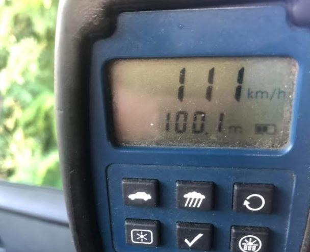 Në zonën 50 km/h voziti 111 km/h, shoferit në Ferizaj i merret leja për 1 vit
