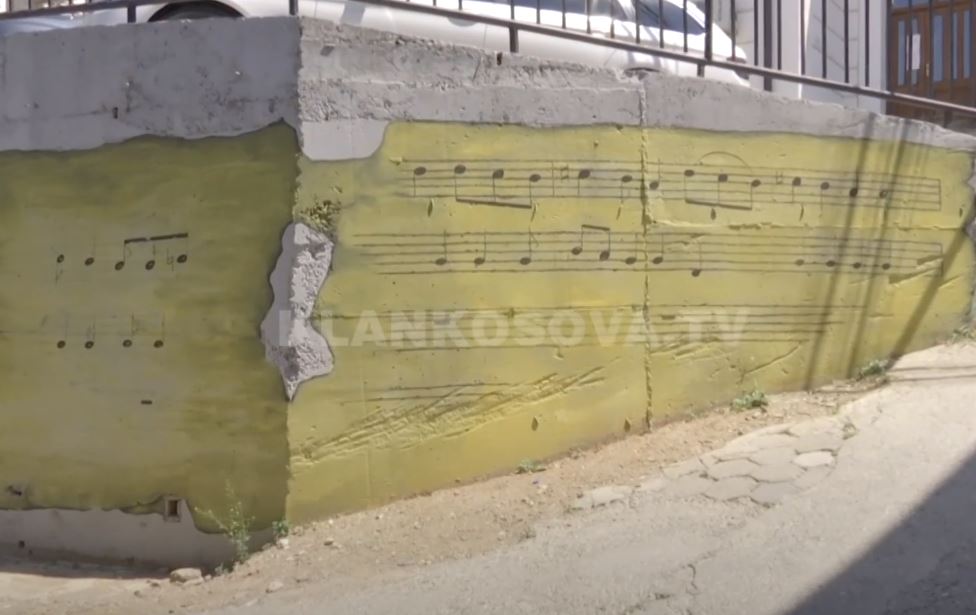 Notat e Lorenc Antonit bëhen mural në Prizren (VIDEO)