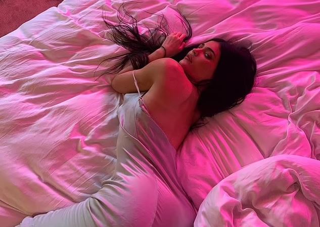 Kylie Jenner shfaq linjat e saj në shtrat (FOTO)