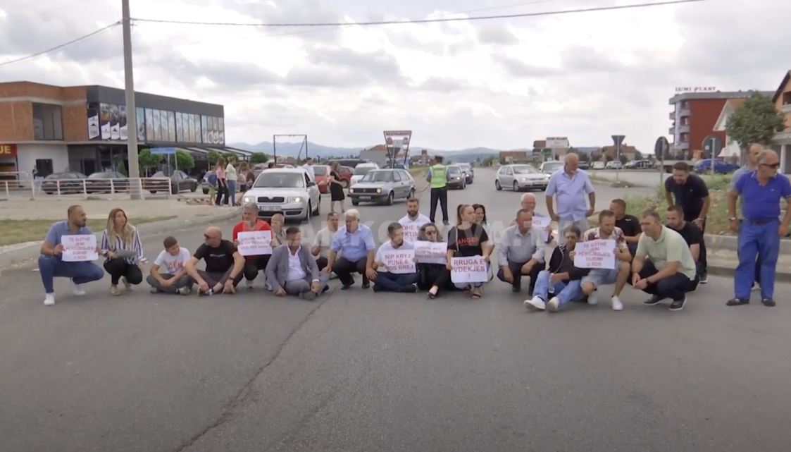 Protestuesit bllokojnë rrugën Prishtinë-Podujevë (VIDEO)