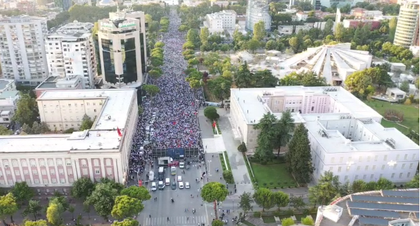 Pamje me dron nga protesta e opozitës në Shqipëri