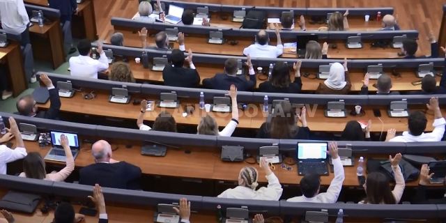 Mungesat e deputetëve dëmtojnë agjendën legjislative (VIDEO)