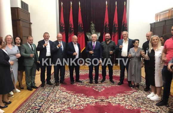 Meta nderon me medalje tri familje të dëshmorëve nga Peja (FOTO)