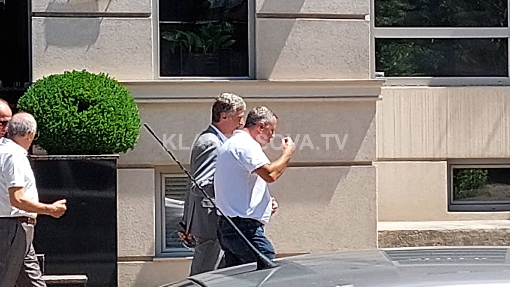 Presidentja e vonon dekretimin e tij për kryeprokuror, Isufaj shihet pak i tensionuar në shoqëri të Lumezit (FOTO)