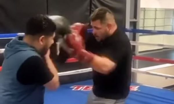 Ruiz për pak sa nuk ia shkund "dritat" trajnerit të tij (VIDEO)
