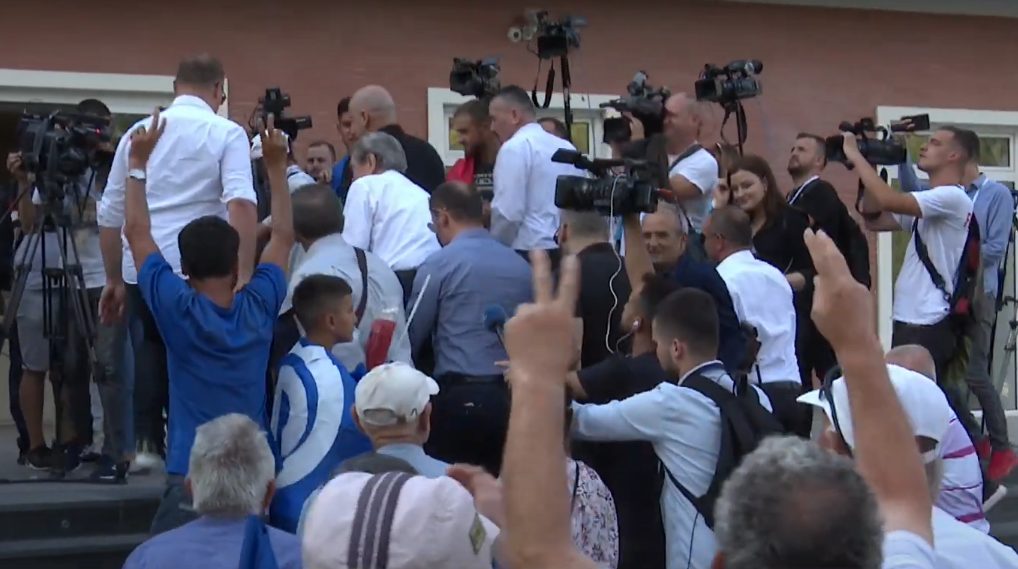Sali Berisha arrin në seli, pritet me ovacione nga protestuesit (VIDEO)