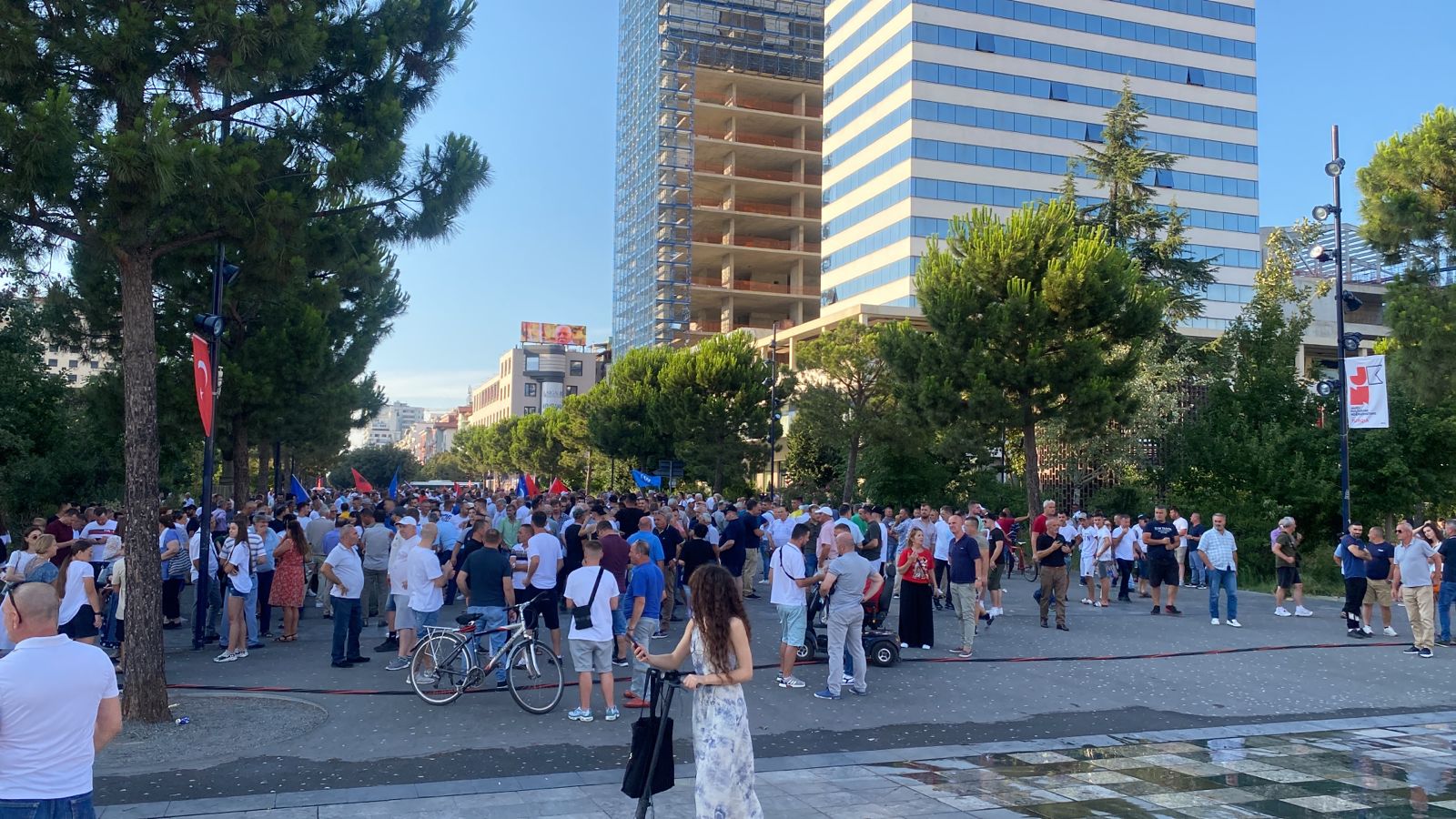 Nisin grumbullimet e qytetarëve pak para fillimit të protestës