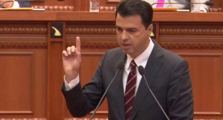 Nikolla ia ndalë mikrofonin Bashës, derisa ishte duke folur