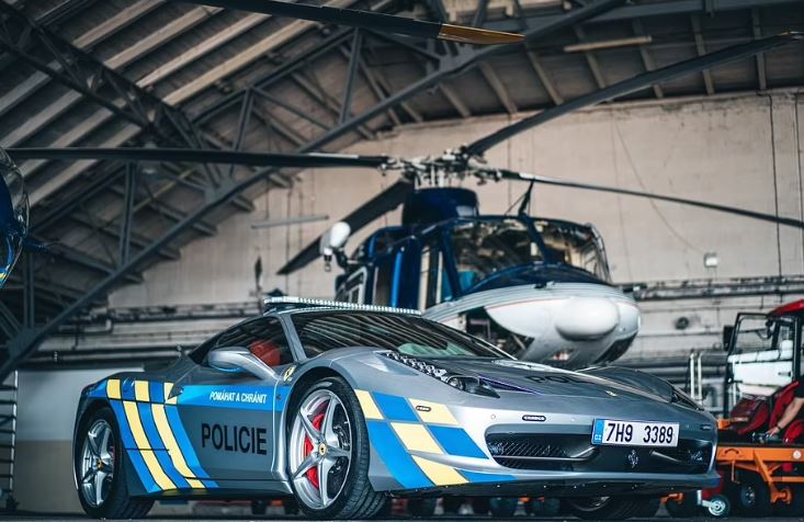 Policia çeke e kthen Ferrarin e sekuestruar nga kriminelët në makinë patrullimi