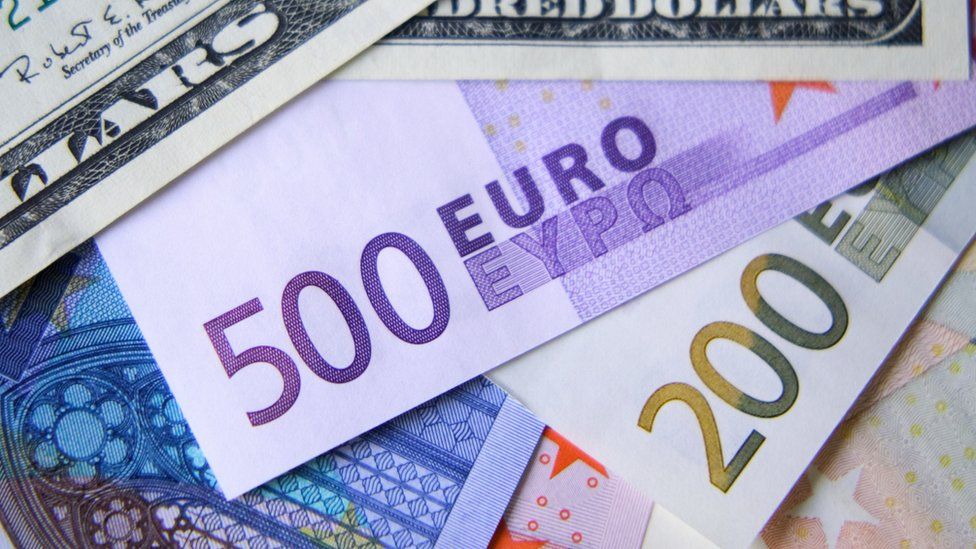 Euro vlen më pak se dollari për herë të parë pas 20 vjetësh