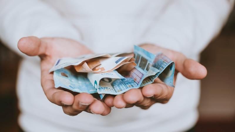 Euro shënon rënien më të madhe në 19 vjet karshi dollarit