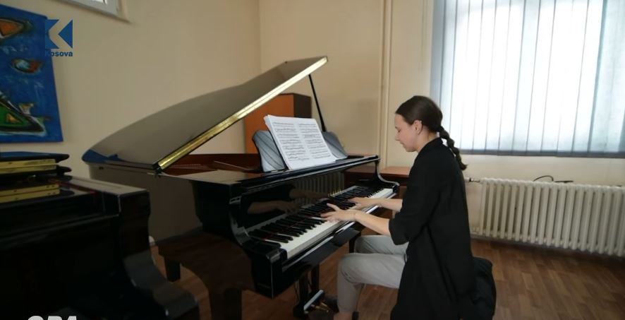 Pianistja kosovare rrëmben medaljen e bronztë në Itali