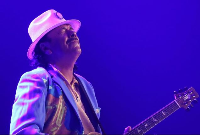 Carlos Santana shtyn gjashtë koncertet e ardhshme pasi u rrëzua në skenë