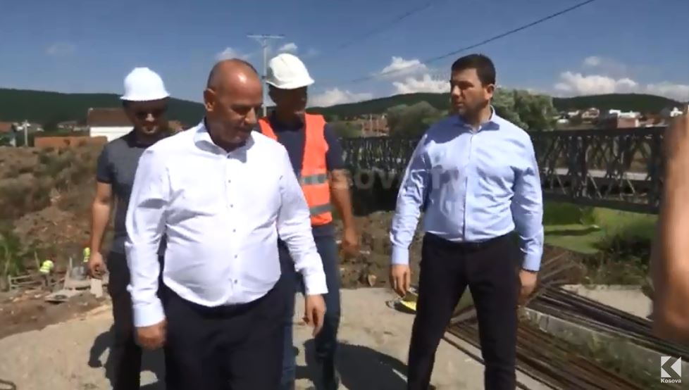 Krasniqi viziton projektet që s’i financon qeveria në Drenas (VIDEO)
