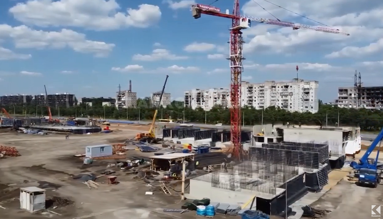 Rusia nis rindërtimin e Mariupolit (VIDEO)