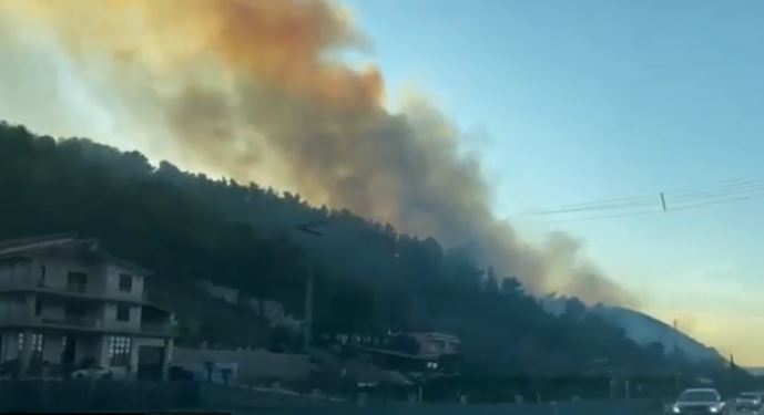 Flakët iu afrohen shtëpive në Lezhë