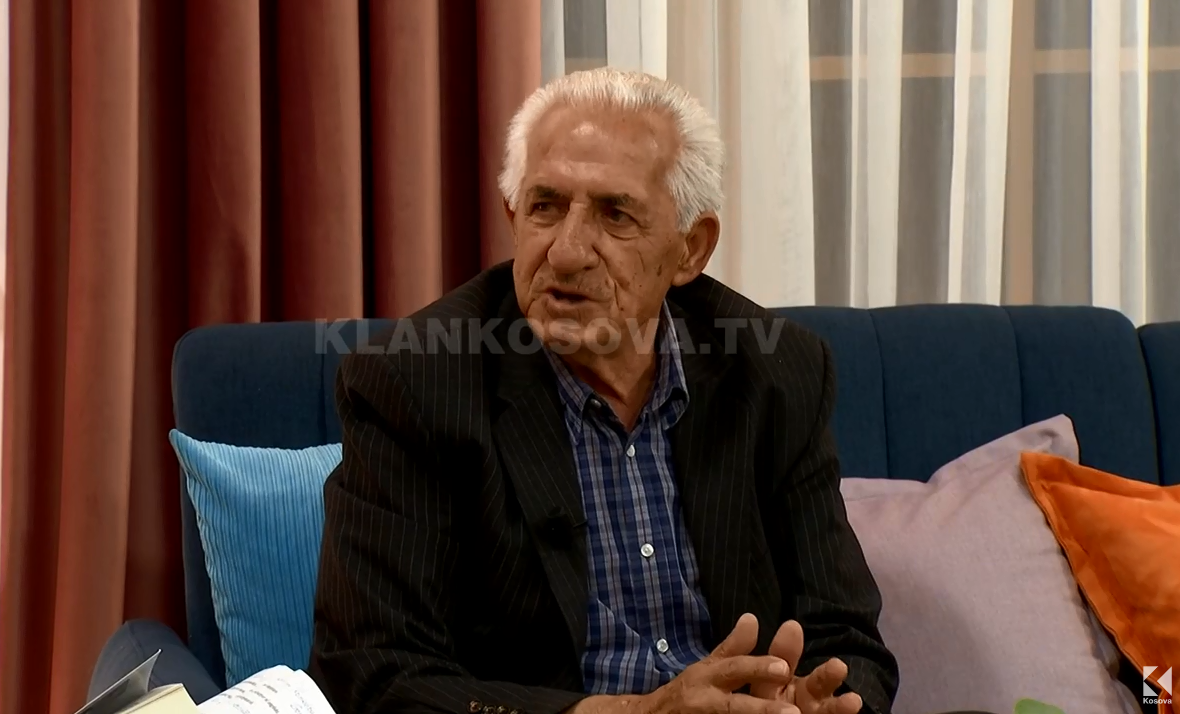 Plaku i anekdotave, me pasion ruan gojëdhënat e vjetra (VIDEO)