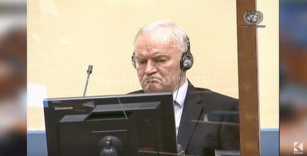 Gjenocidistët Mlladiq e Karaxhiq po “kalben” në burg (VIDEO)