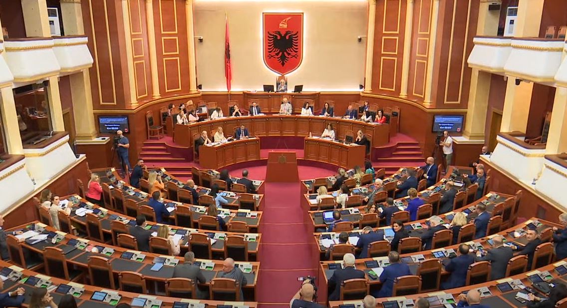 Kuvendi i Shqipërisë në pauzë, Rama e ndërpren fjalimin pasi disa fëmijë ishin aty për vizitë
