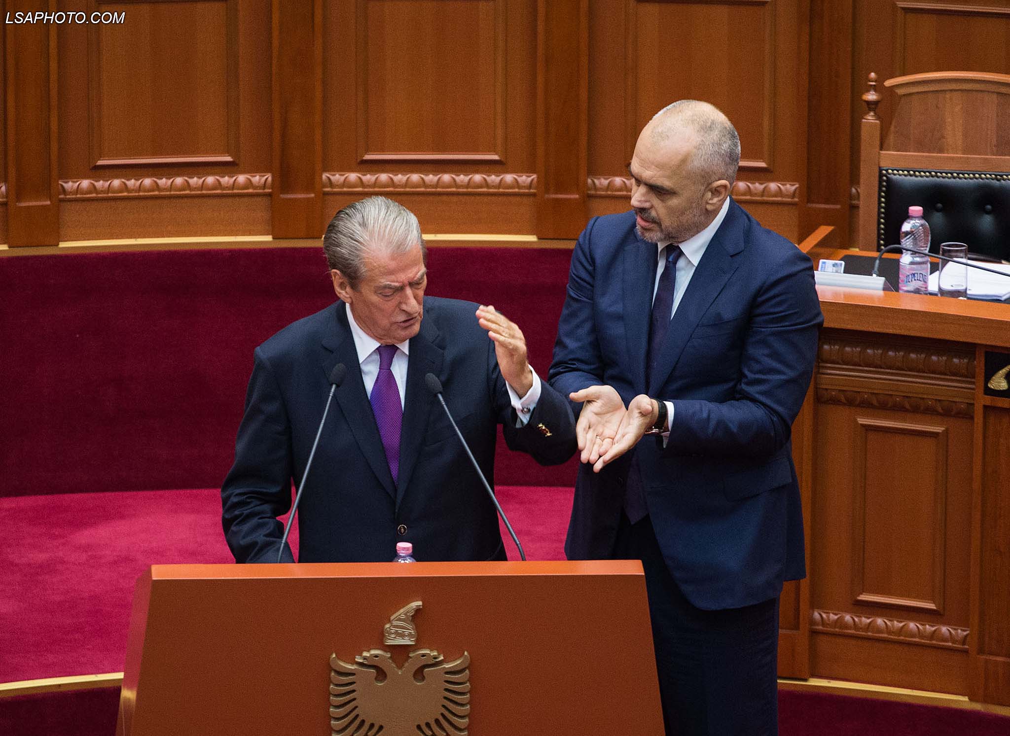 Rama “krahason” Berishën me Enver Hoxhën (FOTO)