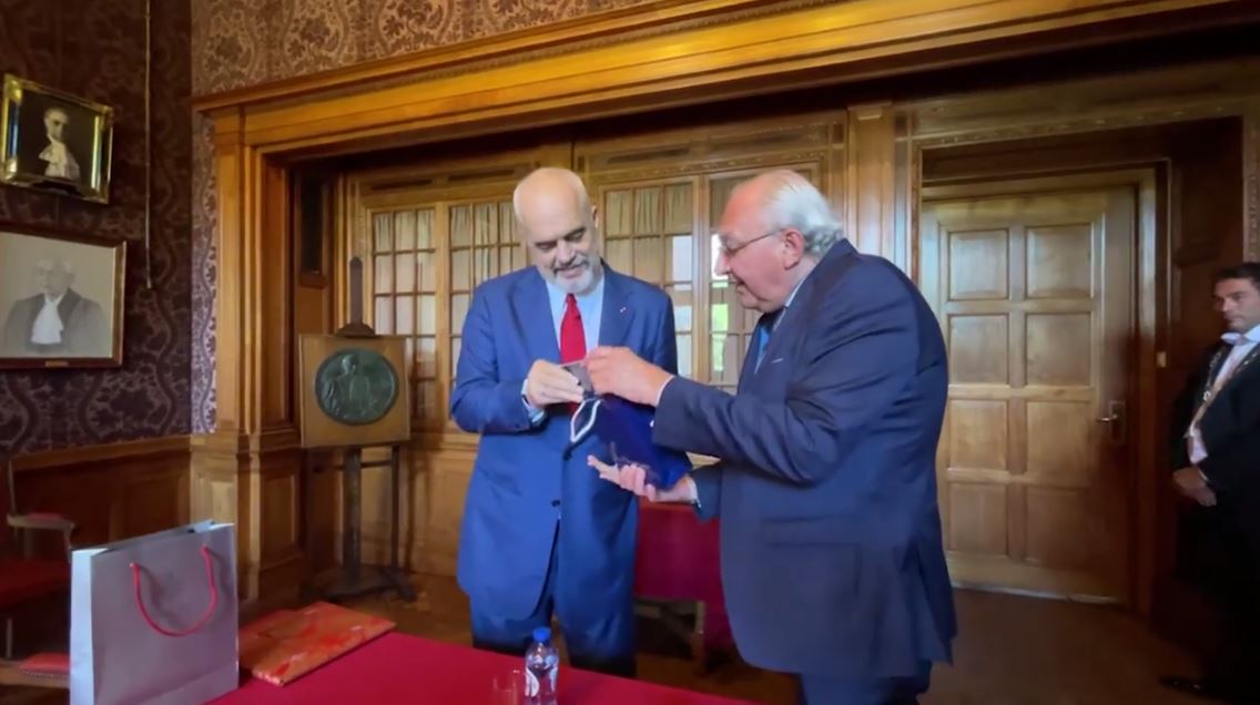 Rama viziton GjND-në, merr dhuratë për ditëlindje (VIDEO)
