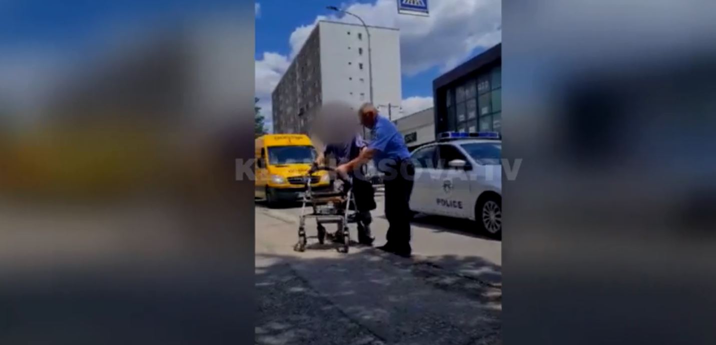 Polici e ndihmon të moshuarën ta kalojë rrugën, i thirr edhe një taksi (VIDEO)