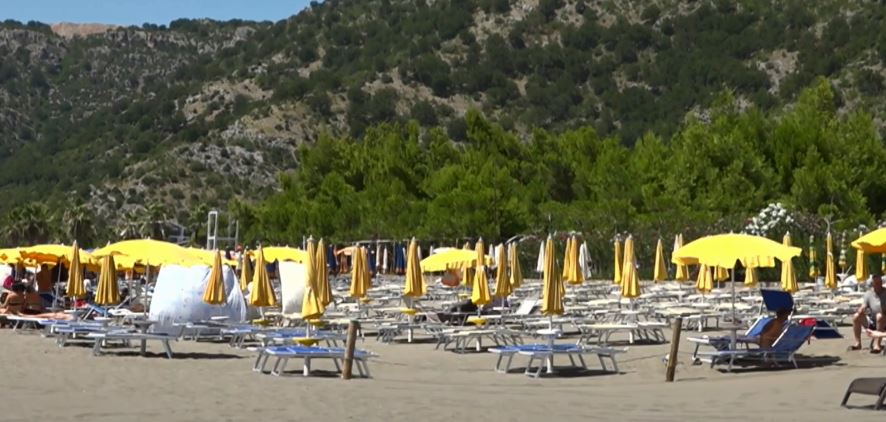 ‘Çmimet janë rritur me 50%”, pushuesit braktisin plazhin e Shëngjinit (VIDEO)