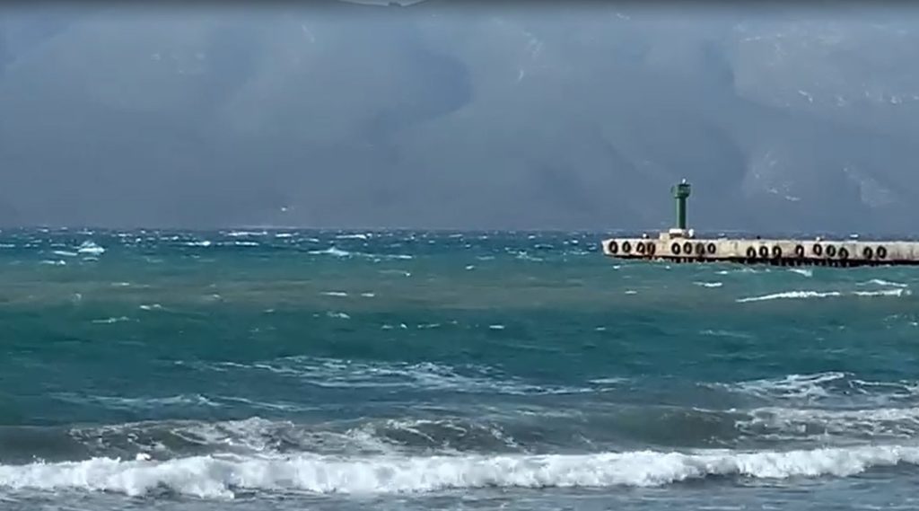 Po qëndronte në breg të detit, 67-vjeçarja humb jetën nga infarkti në Vlorë