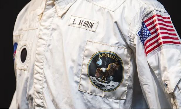 Shitet prej 2.77 milionë dollarësh, xhaketa e veshur nga Buzz Aldrin në misionin e parë në Hënë