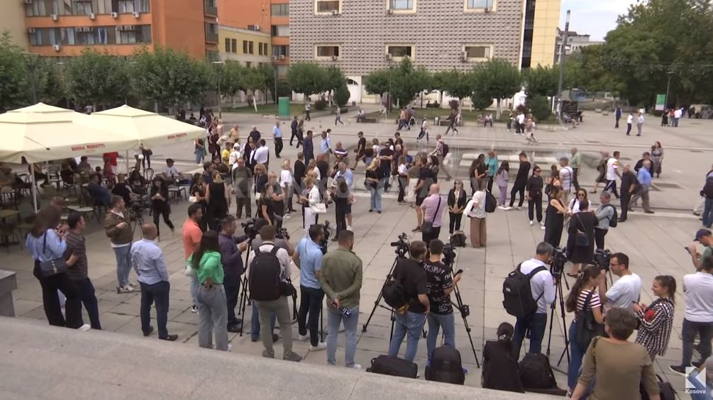 Protestuesit nuk fajësojnë vetëm institucionet, por edhe familjen (VIDEO)