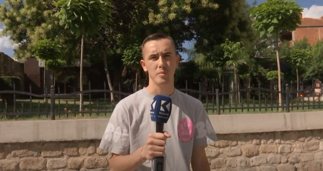 Vushtrriasi sfidohet të luaj rolin e gazetarit, por a iu ndalën bashkëvendasit? (VIDEO)