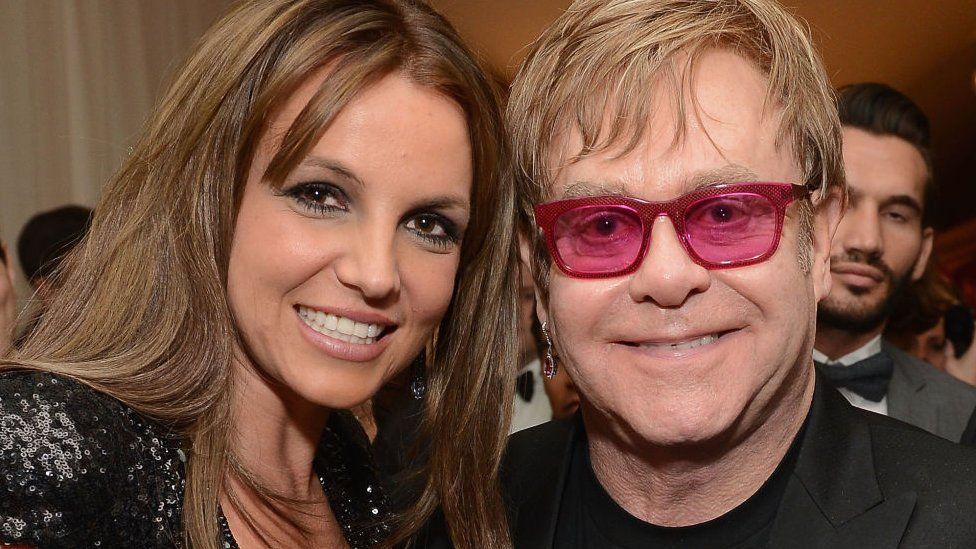 Elton John e performon bashkëpunimin me Britney Spears para publikut francez (VIDEO)