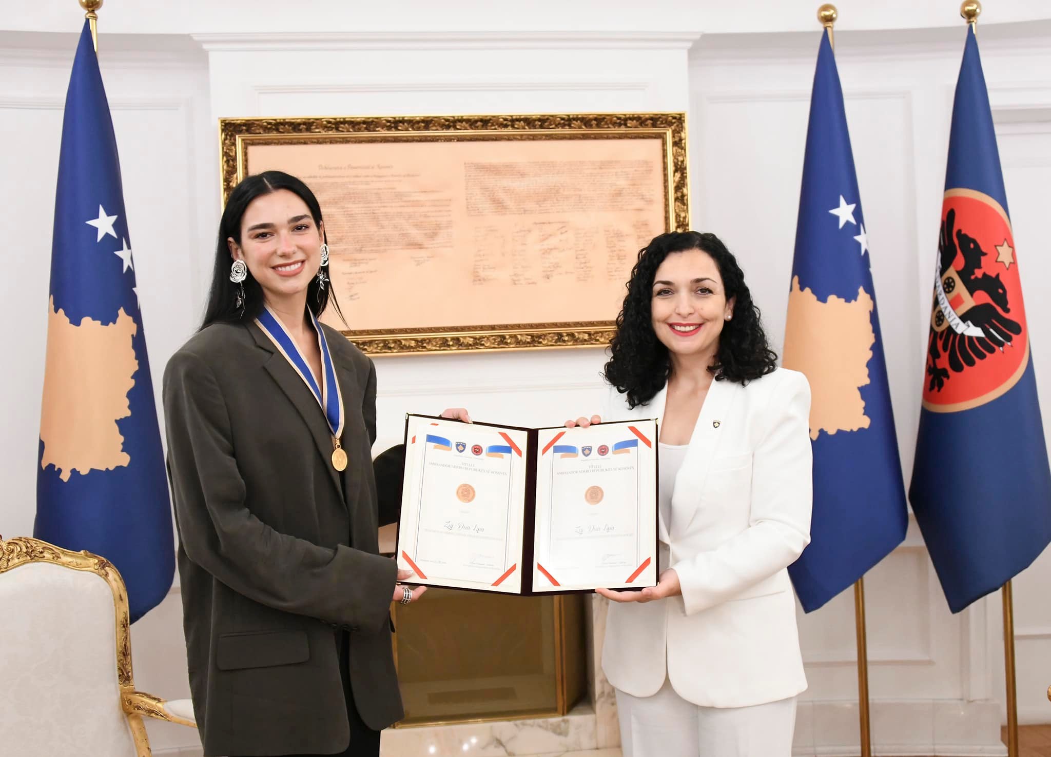 Dua Lipa bëhet Ambasadore Nderi e Kosovës (FOTO)