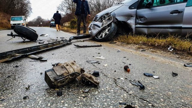 Vetura përplaset me mbrojtëset metalike afër Tunelit të Kalimashit, vdesin dy persona