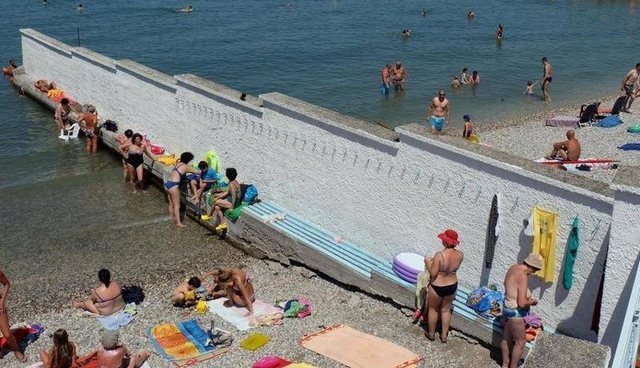 Gratë veç e burrat veç, muri prej tri metra i lartë ndan plazhin në Itali (FOTO)