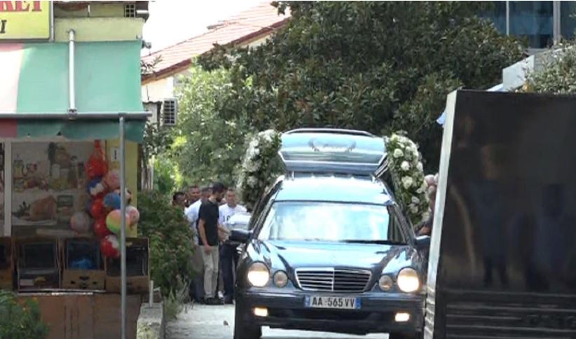 Përcillet për në banesën e fundit 7-vjeçarja që u godit për vdekje nga skafi