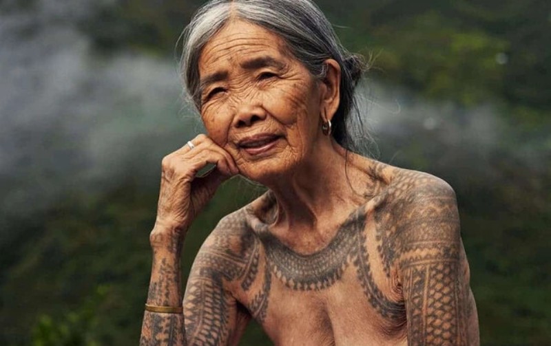Kjo është gruaja më e vjetër në botë që mbanë dhe realizon tatuazhe punëdore (FOTO)