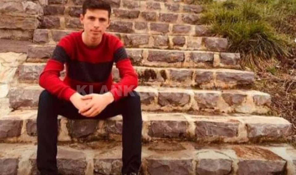 19 vjeçari vdes në fushë futbolli (VIDEO)
