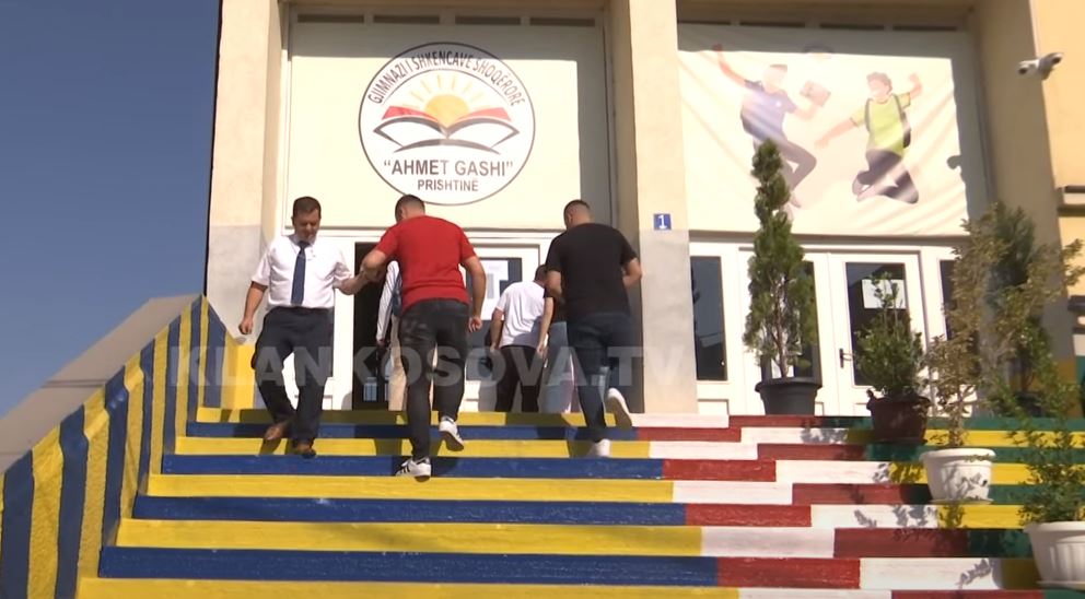Testet përsëri në rrjete sociale, përjashtohen 15 nxënës (VIDEO)