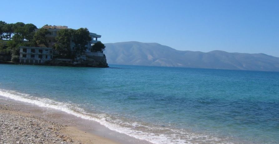 Rrezikoi të mbytej në plazhin e “Ujit të Ftohtë”, shpëtohet 60-vjeçarja
