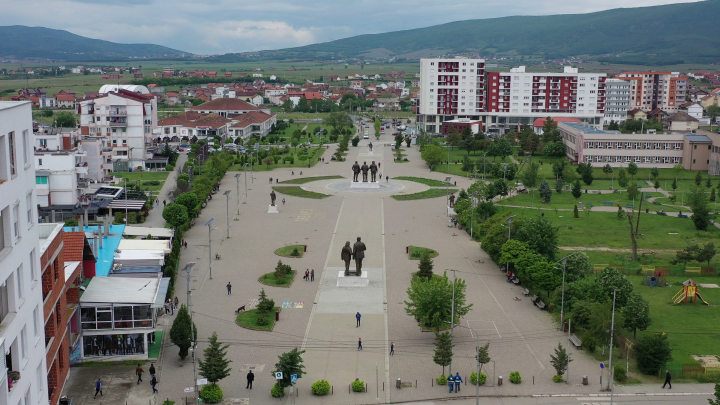 Ia dëmton murin dekorativ vëllait, dërgohet në mbajtje