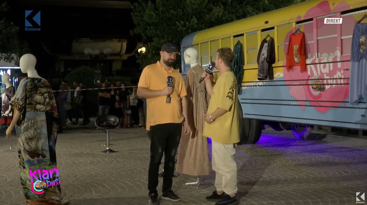 “Moj biondinë me sytë e zi”, pejani tregon aftësitë në këndim në "Klan O Bus" (VIDEO)